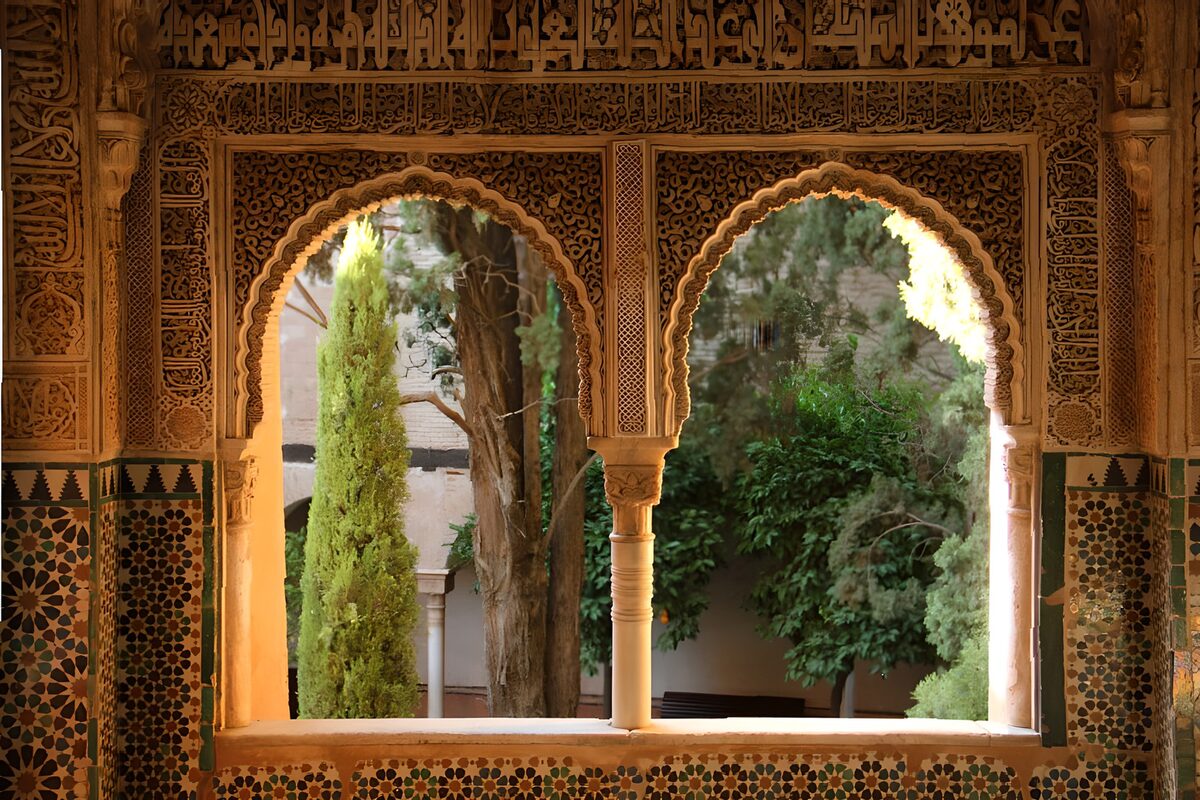 Prachtig Mozaïek en Arabische Bogen