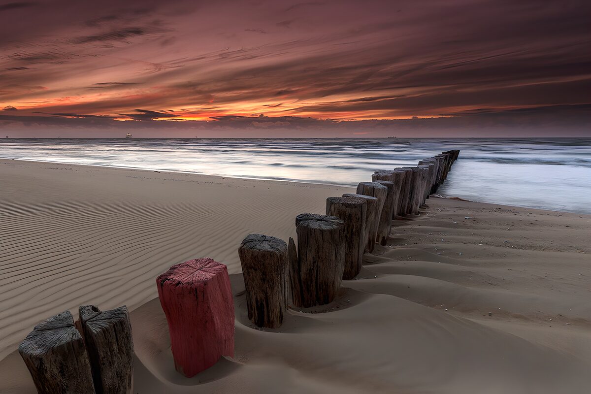 CW3852013: Zonsopgang bij de Zee met Palen