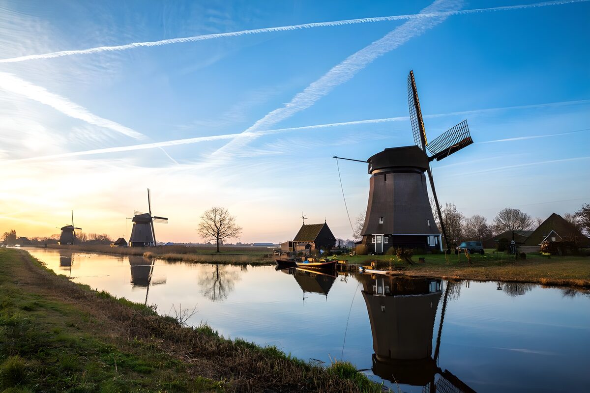 CW1820974: Molens bij zonsondergang