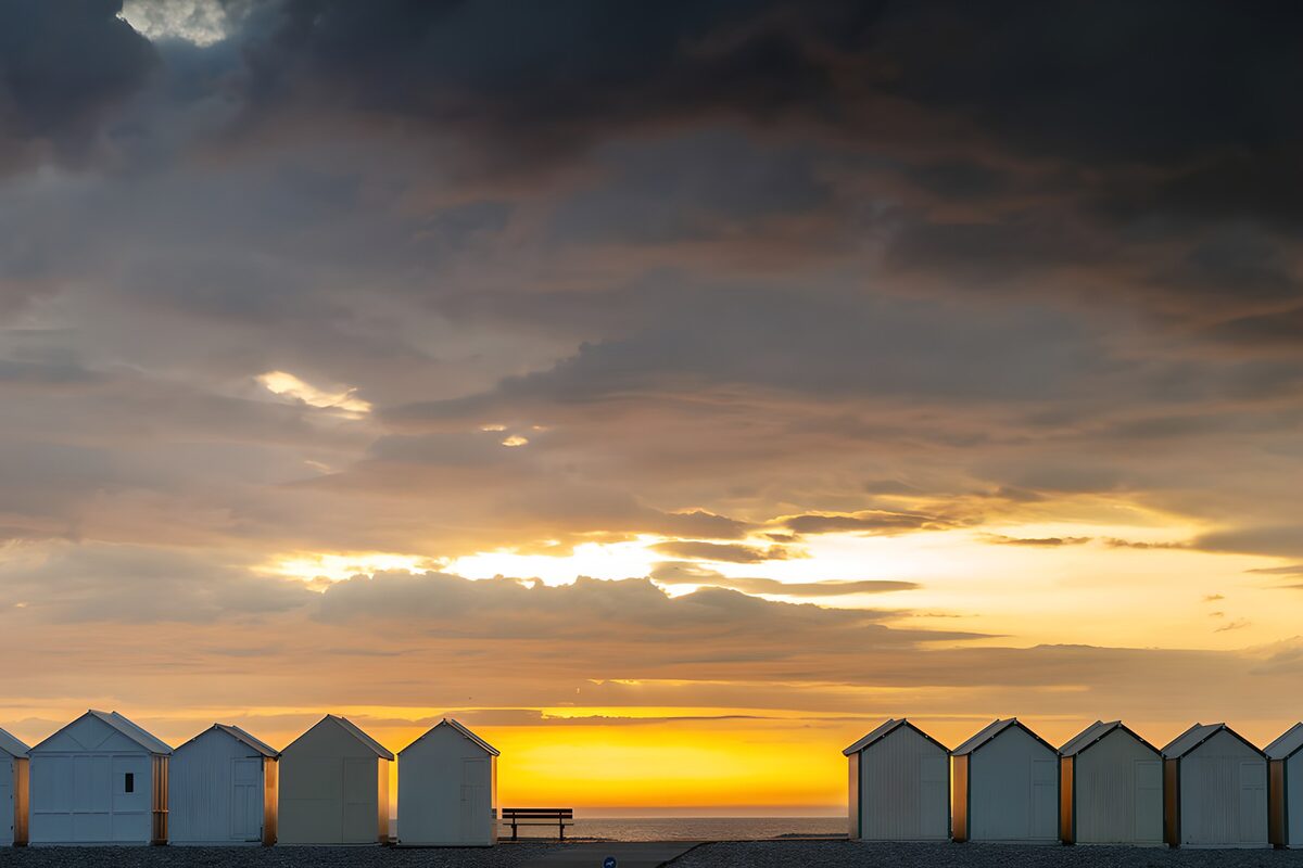 CW6199574: Strandhuisjes bij zonsondergang