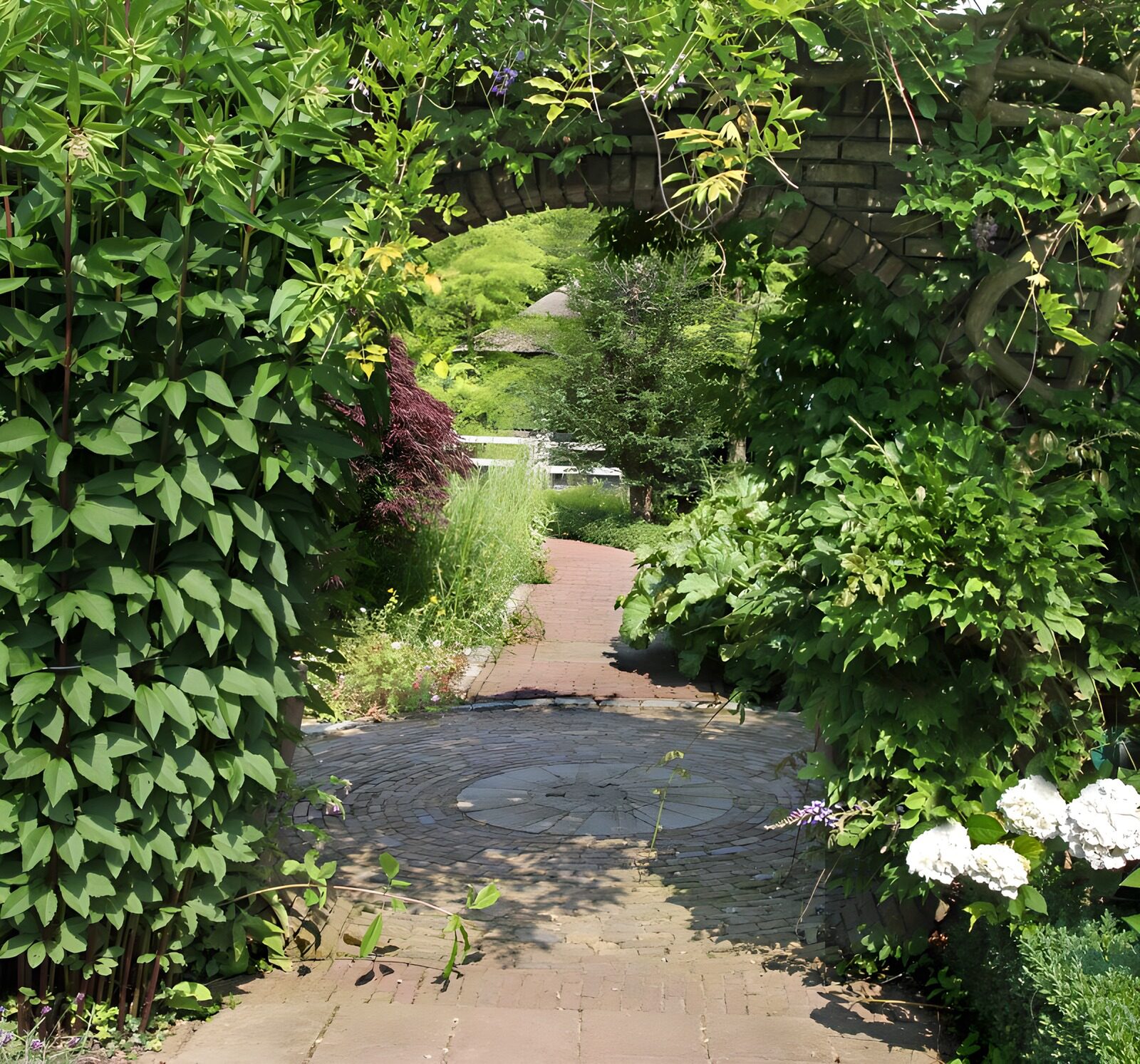 CW2799791: Groene poort naar een serene tuin