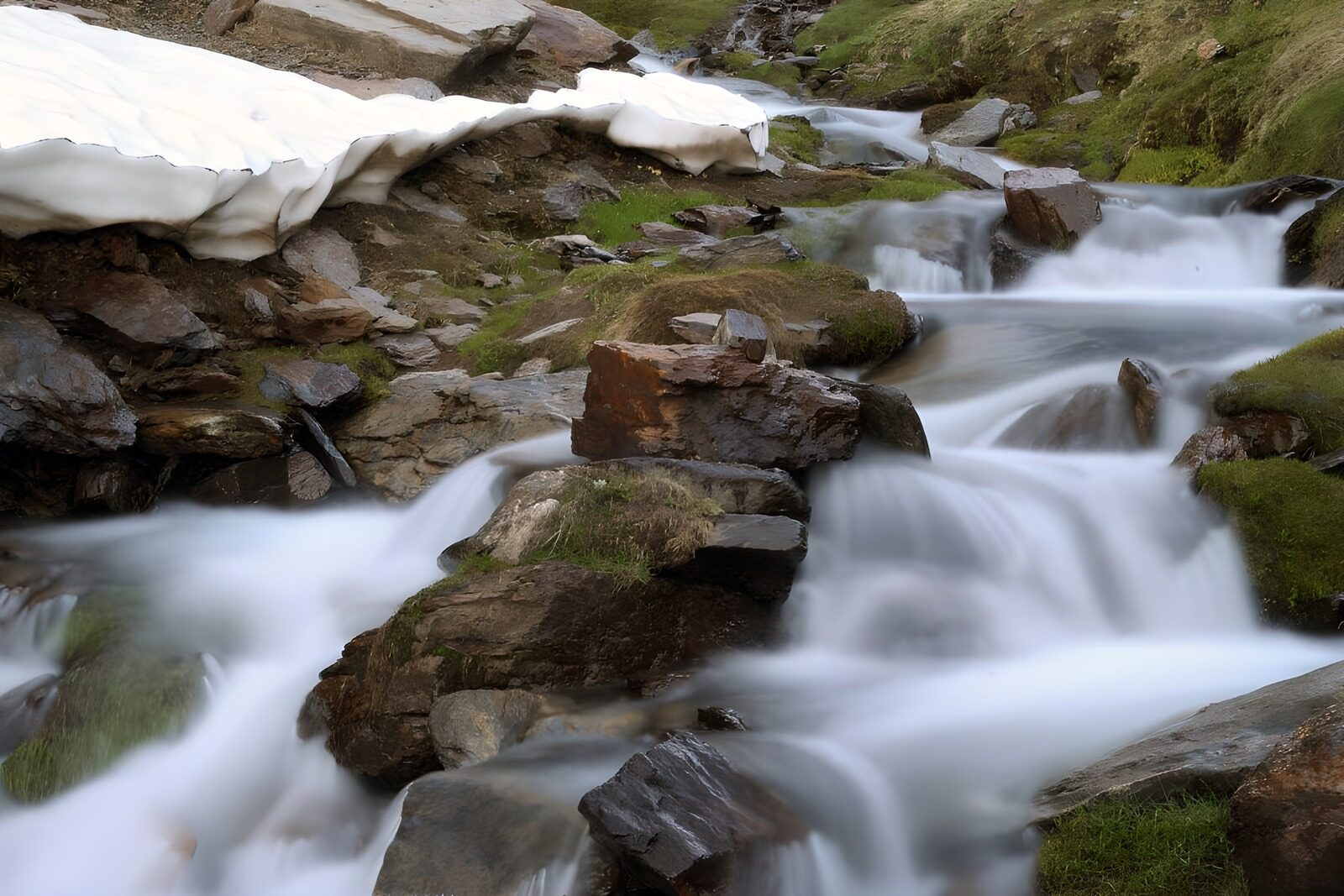 CW2525552: Stroom van smeltwater in de bergen