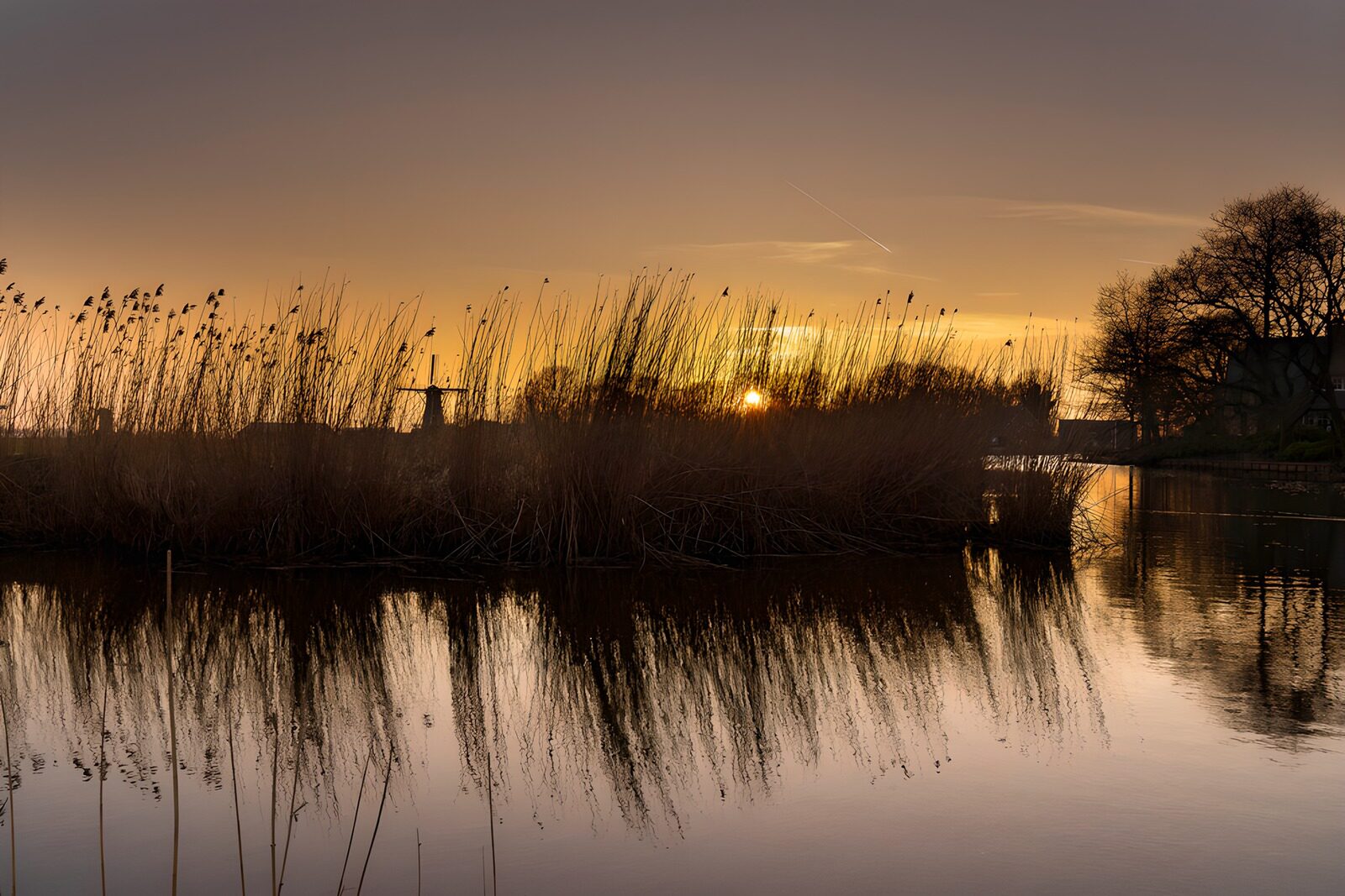 CW9325884: Zonsopgang boven het rustige water