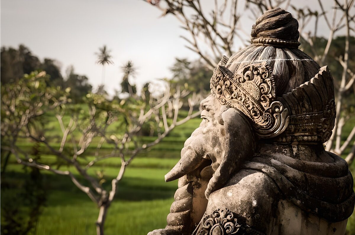 Beeld van Ganesha in het landschap