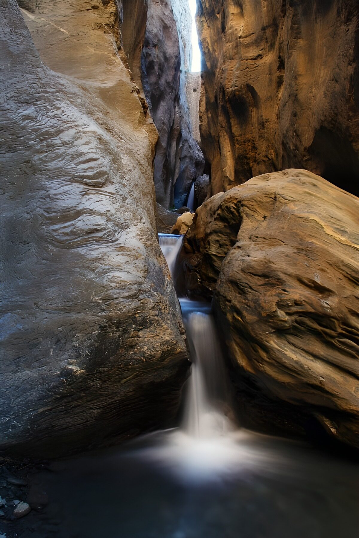 CW3872002: Waterval in een smalle kloof