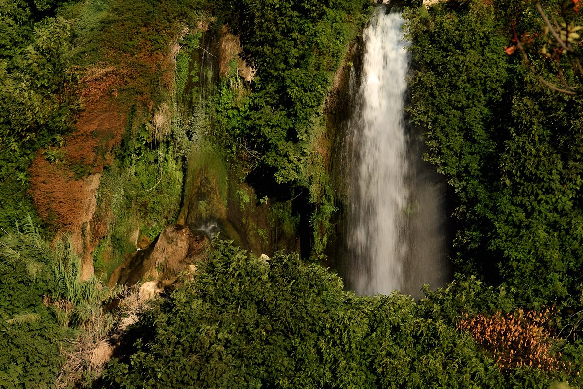 Betoverende Waterval in de Natuur