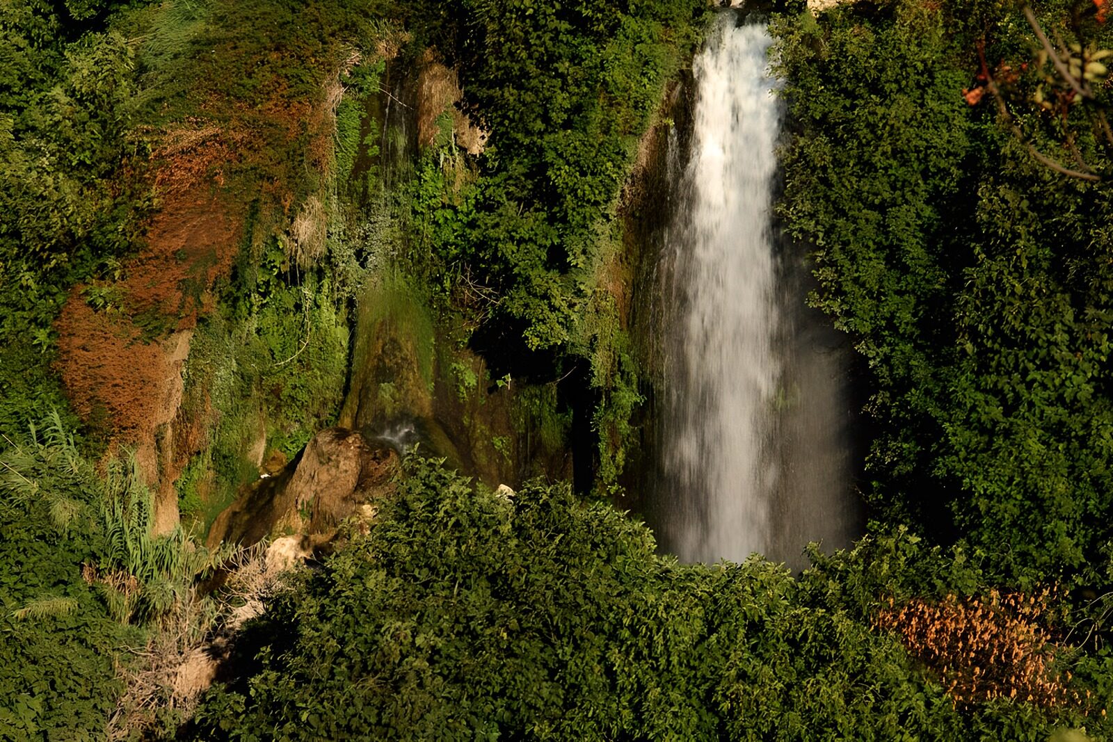 CW5919779: Betoverende Waterval in de Natuur