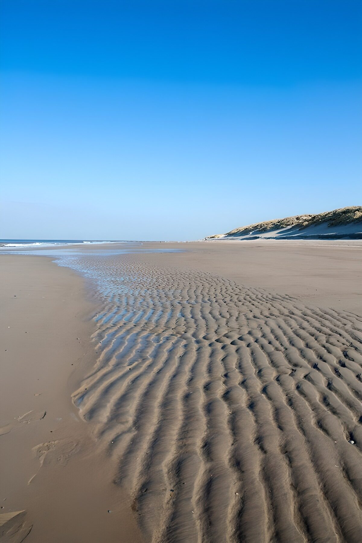 CW4183106: Rustige Zandstranden onder een Heldere Hemel