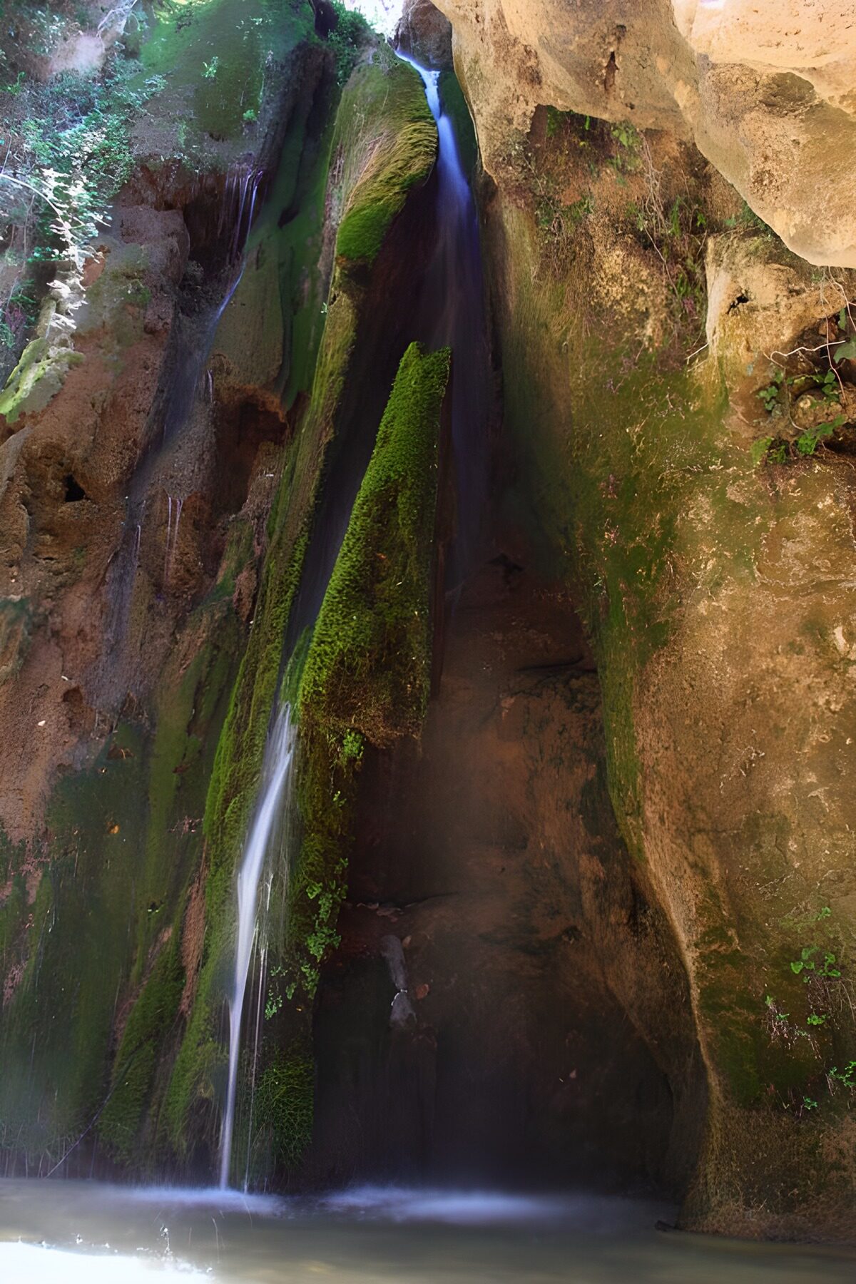 Betoverende waterval in het groen