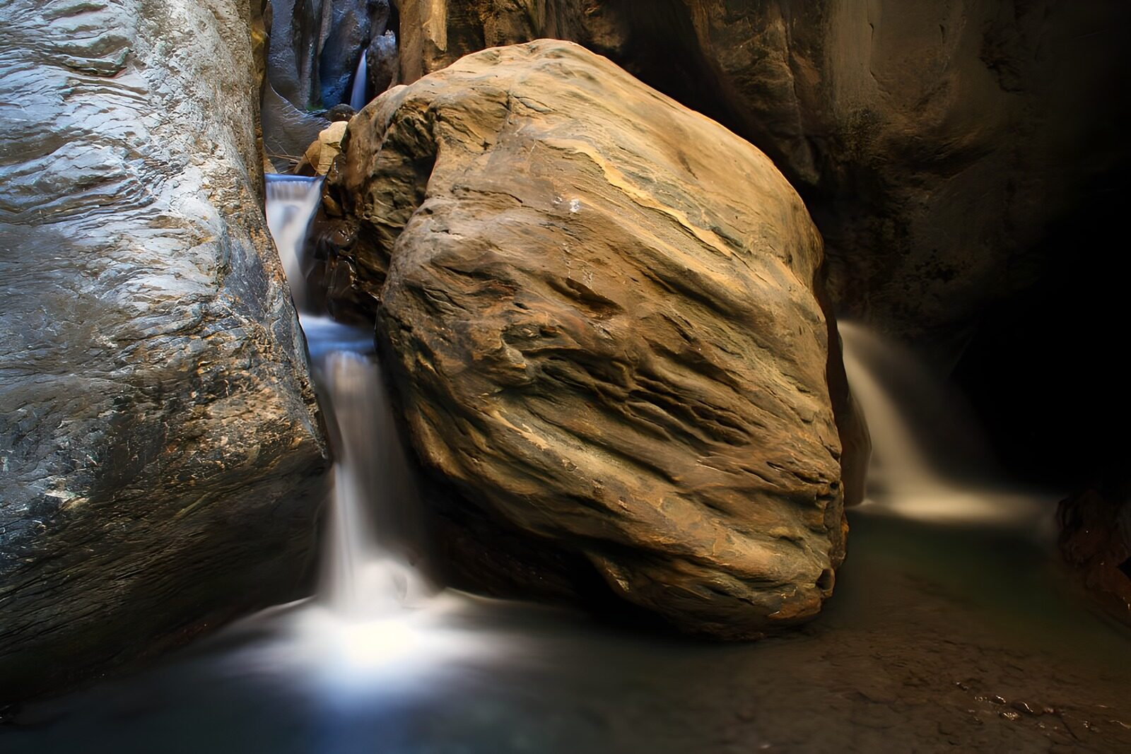 CW6369089: Waterval tussen rotsen