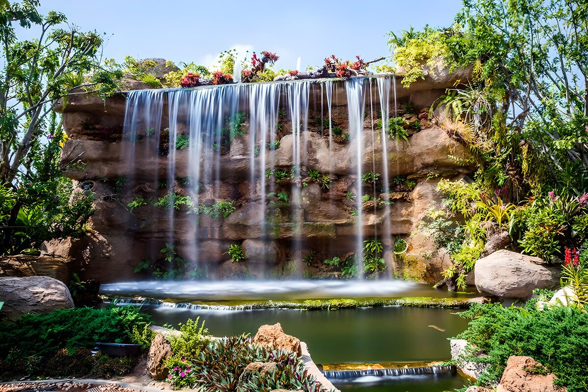 Waterval omringd door weelderige natuur