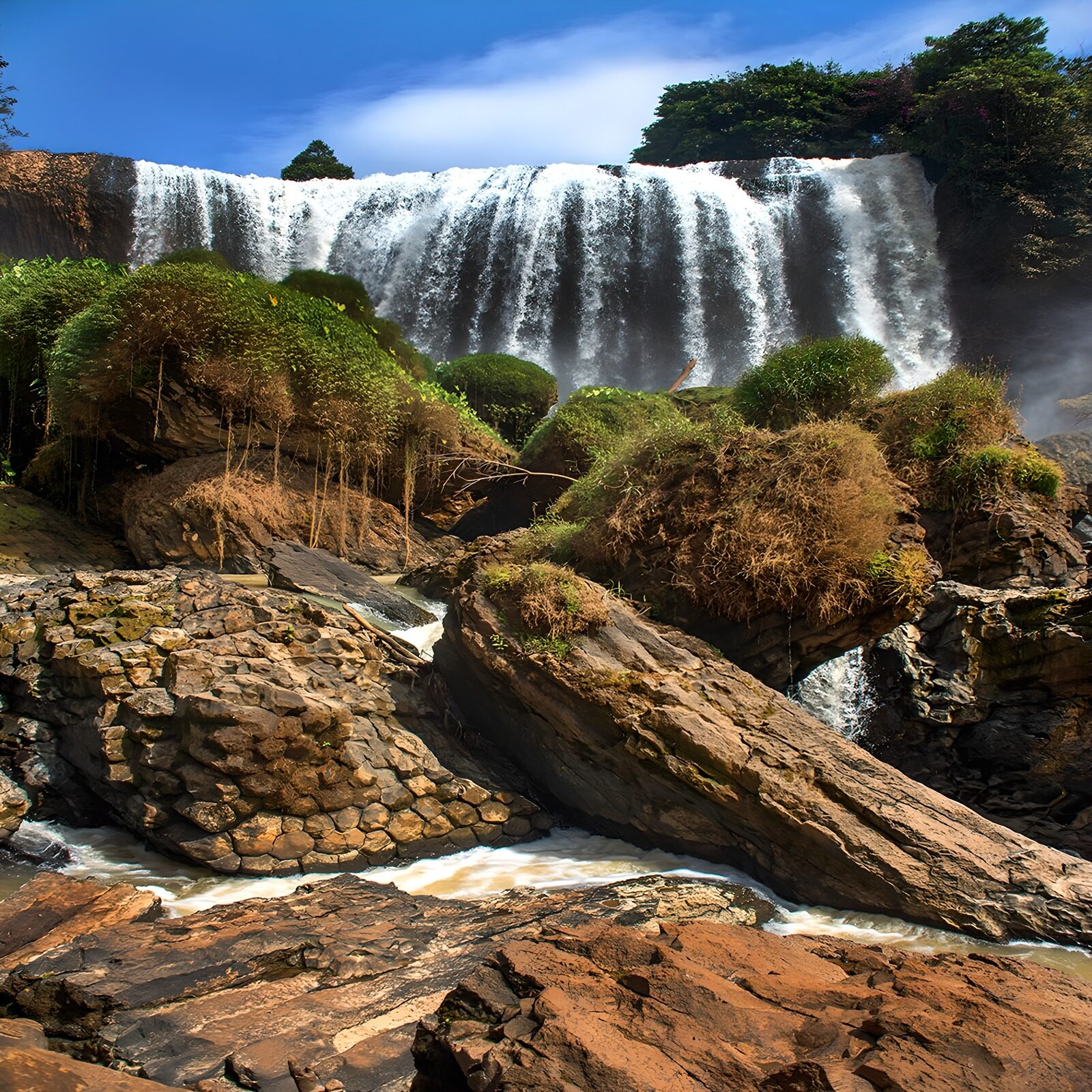 CW6807699: Majestueuze waterval in de natuur