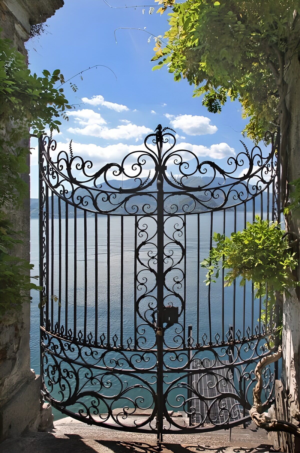 CW9860980: Elegante poort met uitzicht op het meer