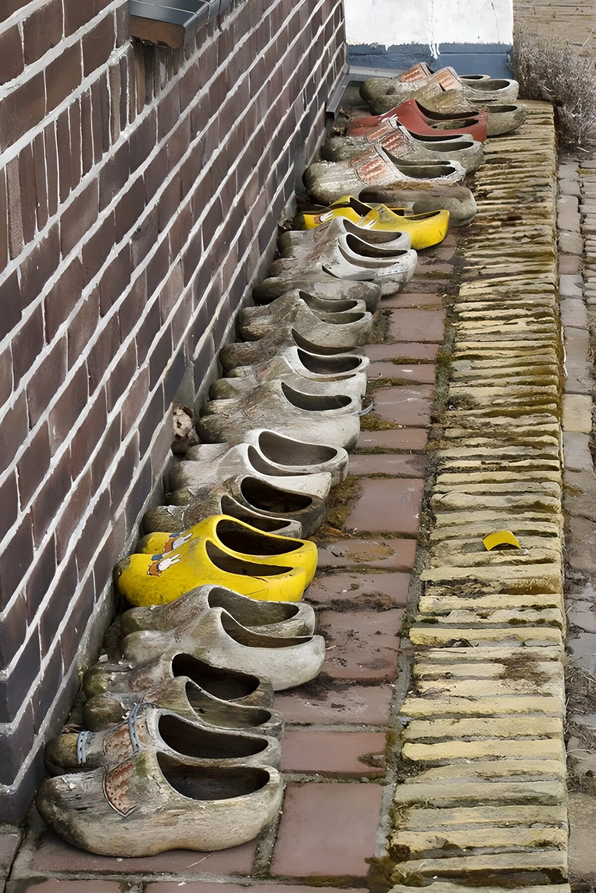 Kleurrijke klompen langs de muur