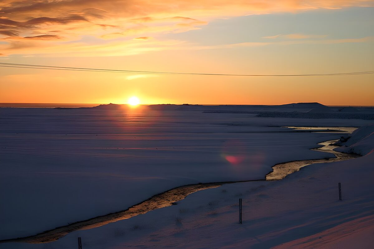 Zonsondergang boven een besneeuwd landschap