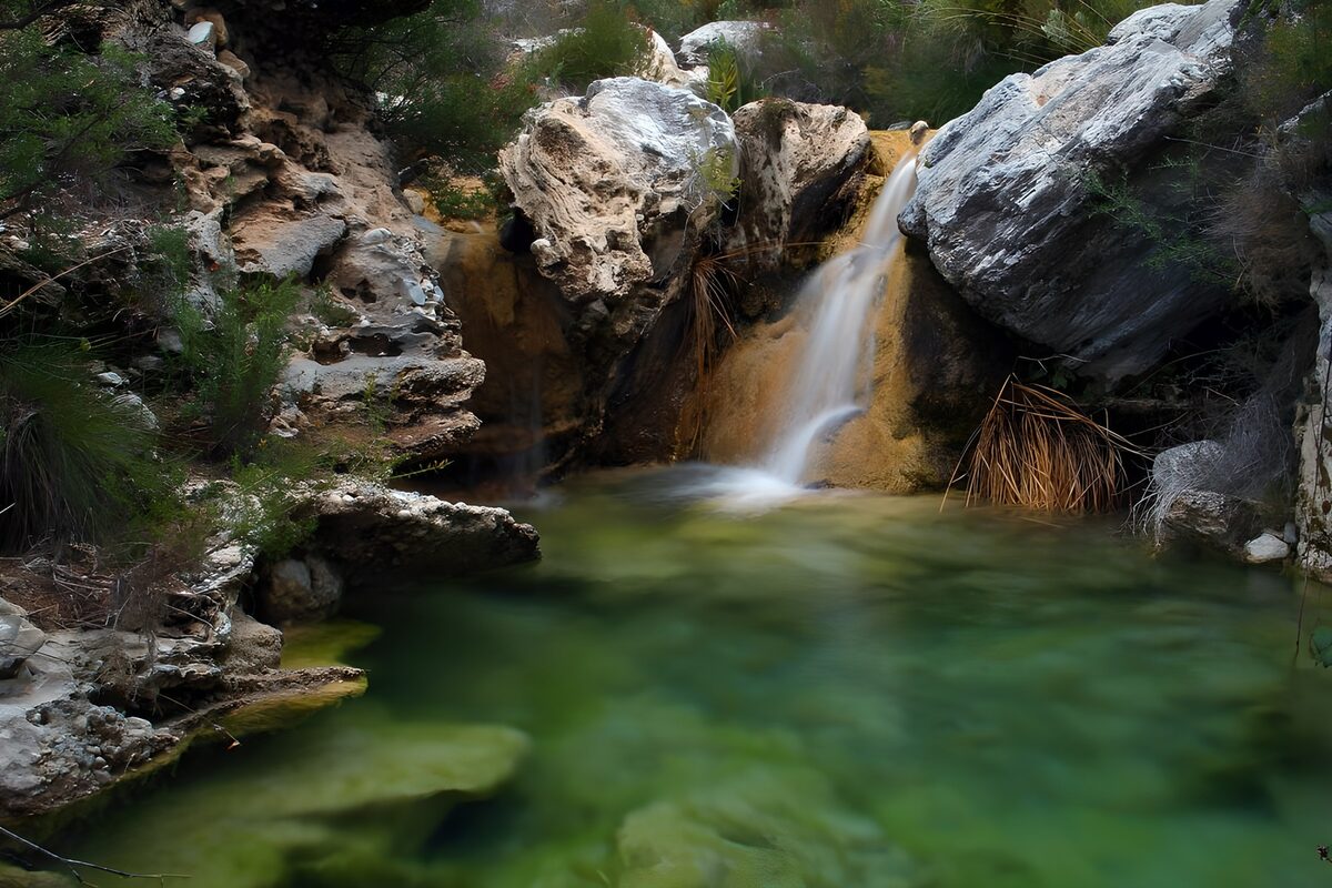 Rustgevende waterval in de natuur