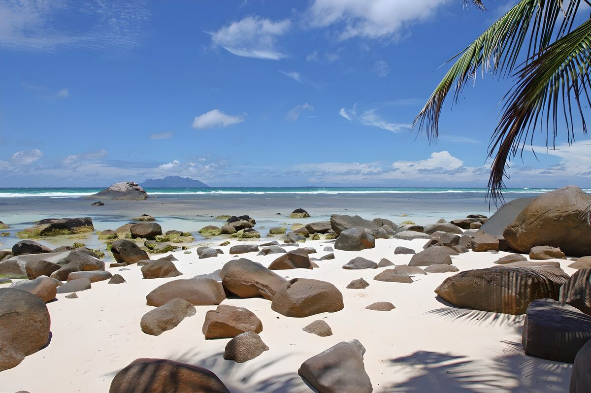 CW9753430: Prachtig strand met rotsen en helder water