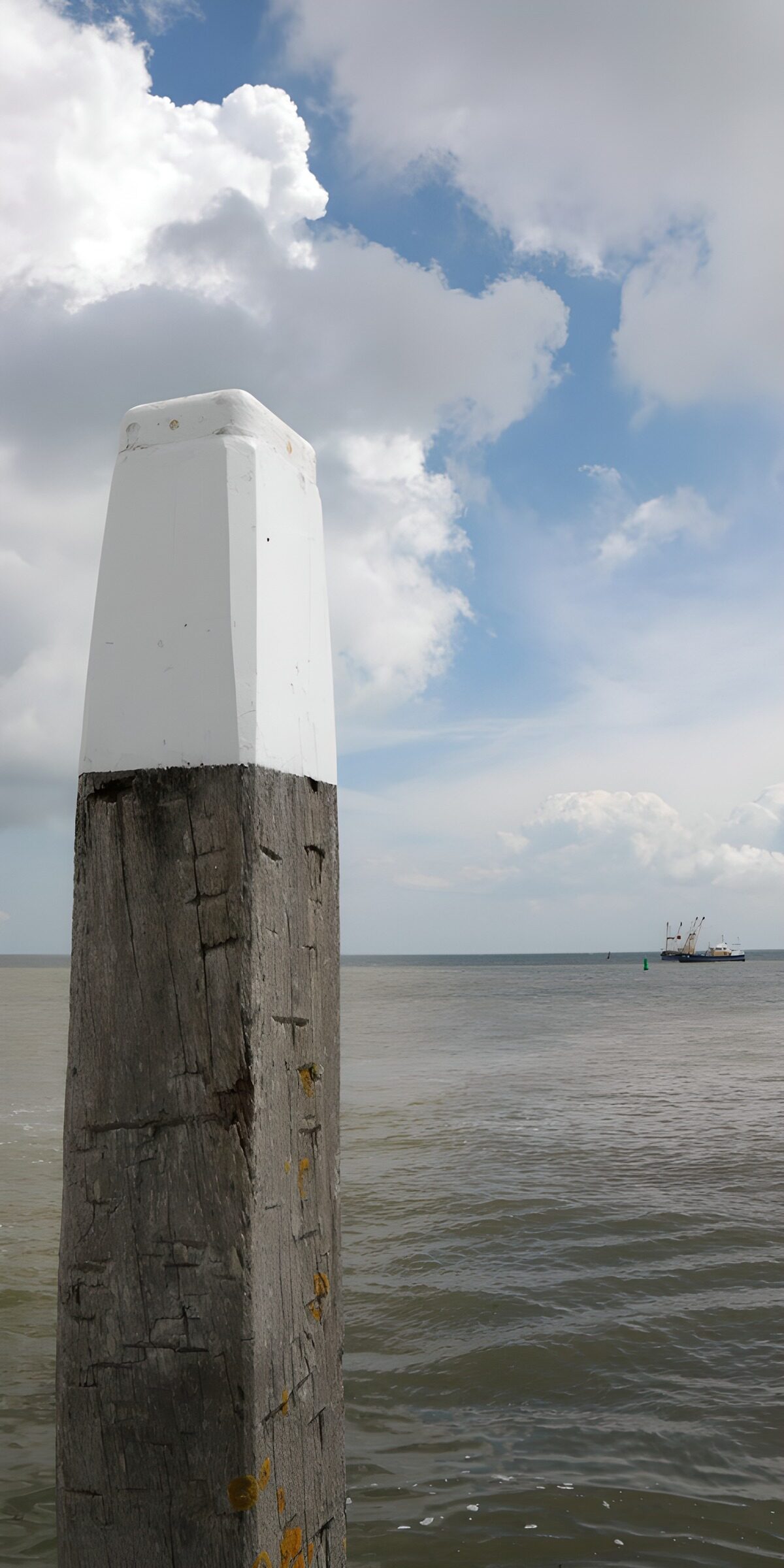 CW6449769: Rustige haven met pier en schip
