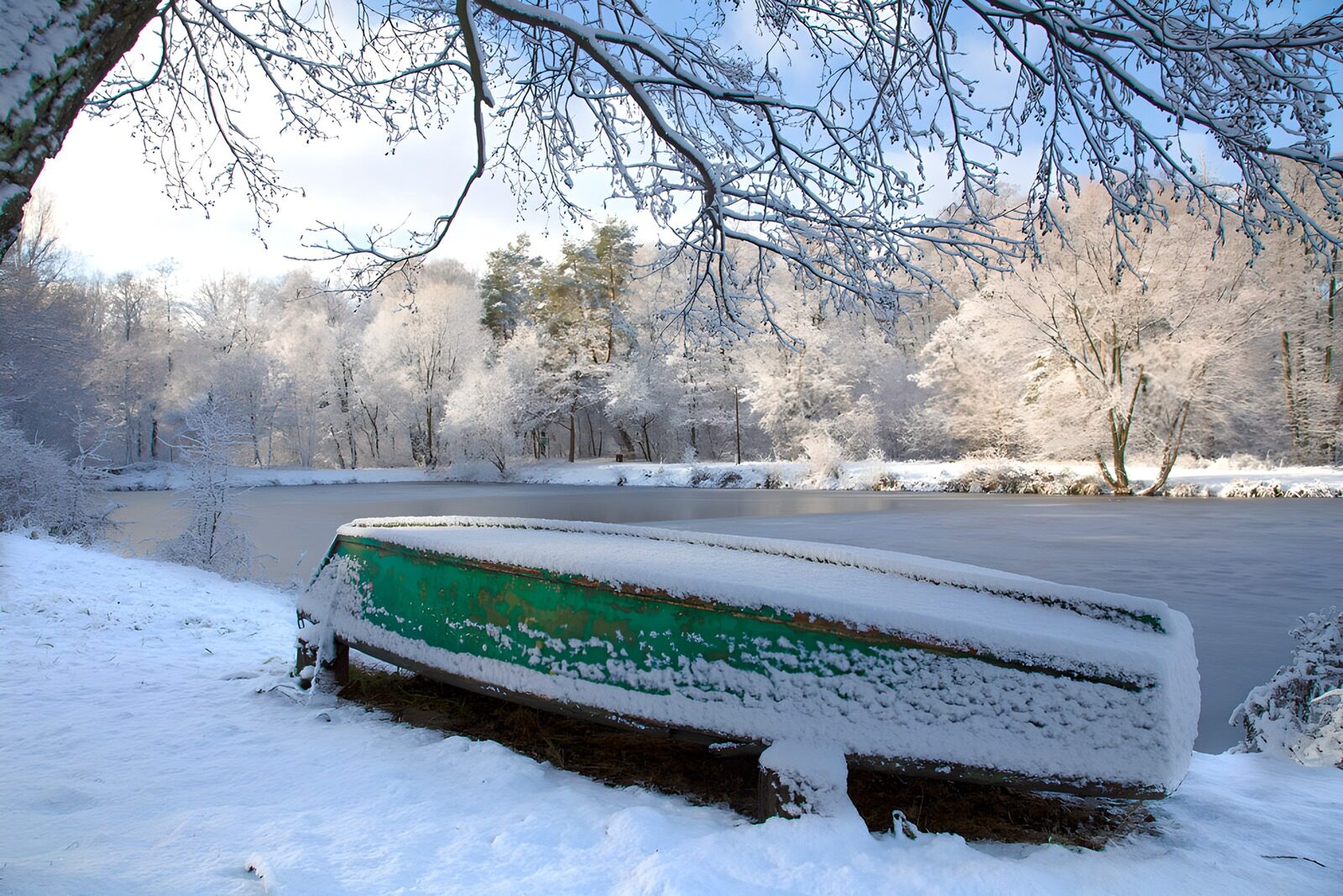 CW3798222: Sneeuwbedekte boot aan de oever