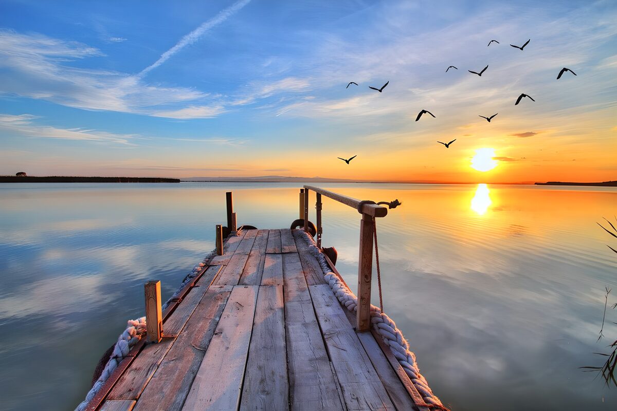 Zonsopgang boven het rustige water
