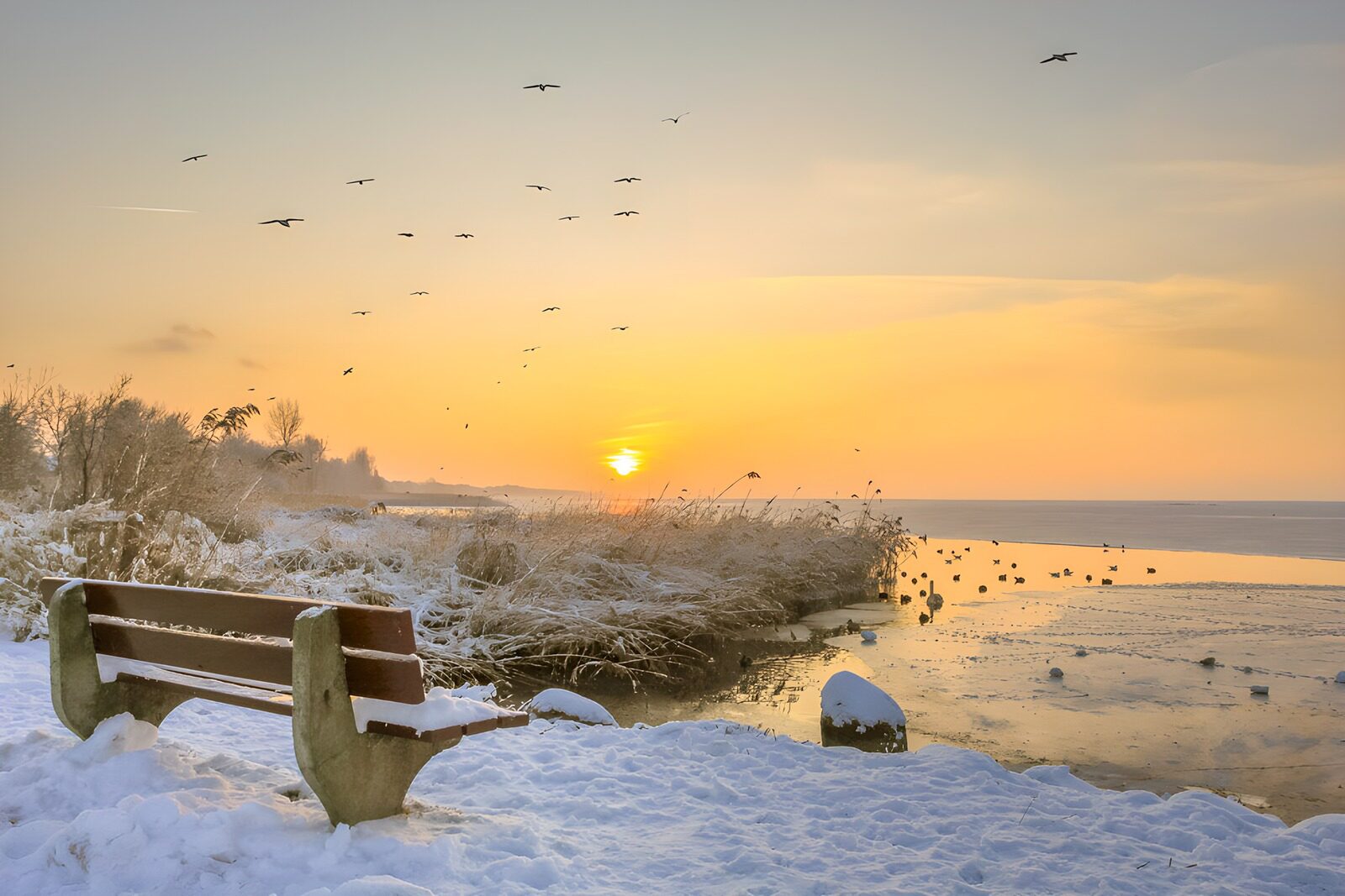CW3030943: Prachtige winterzonsondergang bij het water