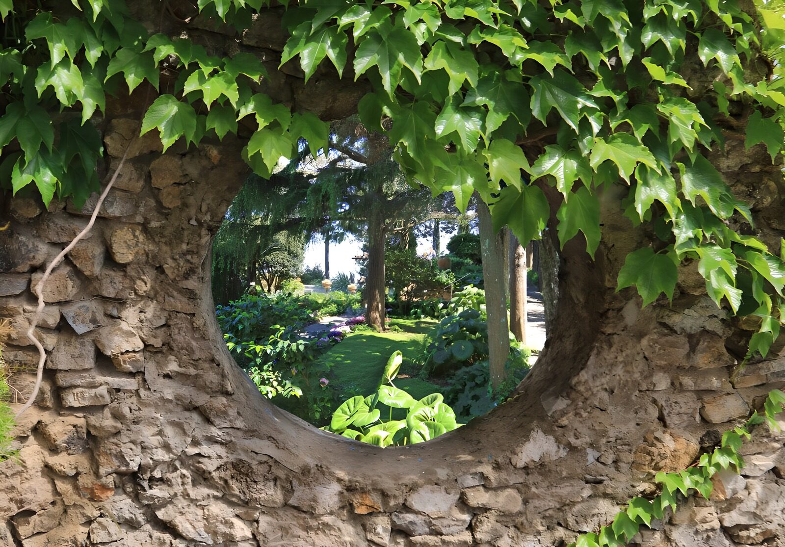 CW3150070: Groene kijk op een tuin