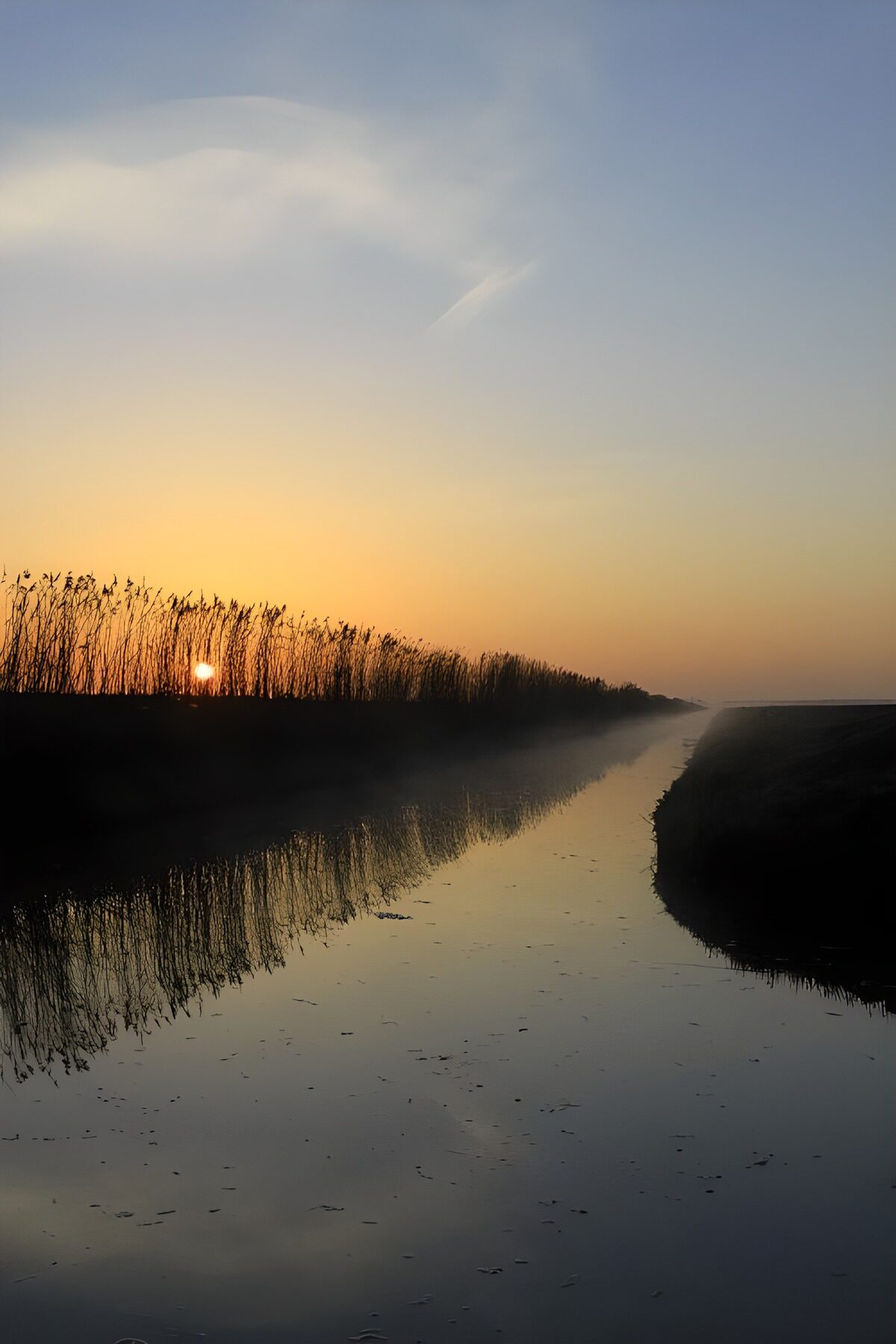 CW3229991: Zonsopgang boven rustige waterweg
