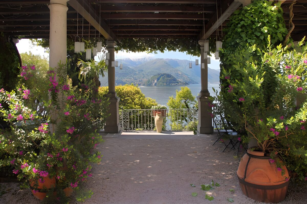 CW1010087: Uitzicht op het meer vanuit een pergola