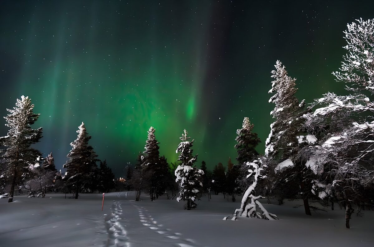 Noorderlicht boven sneeuwlandschap