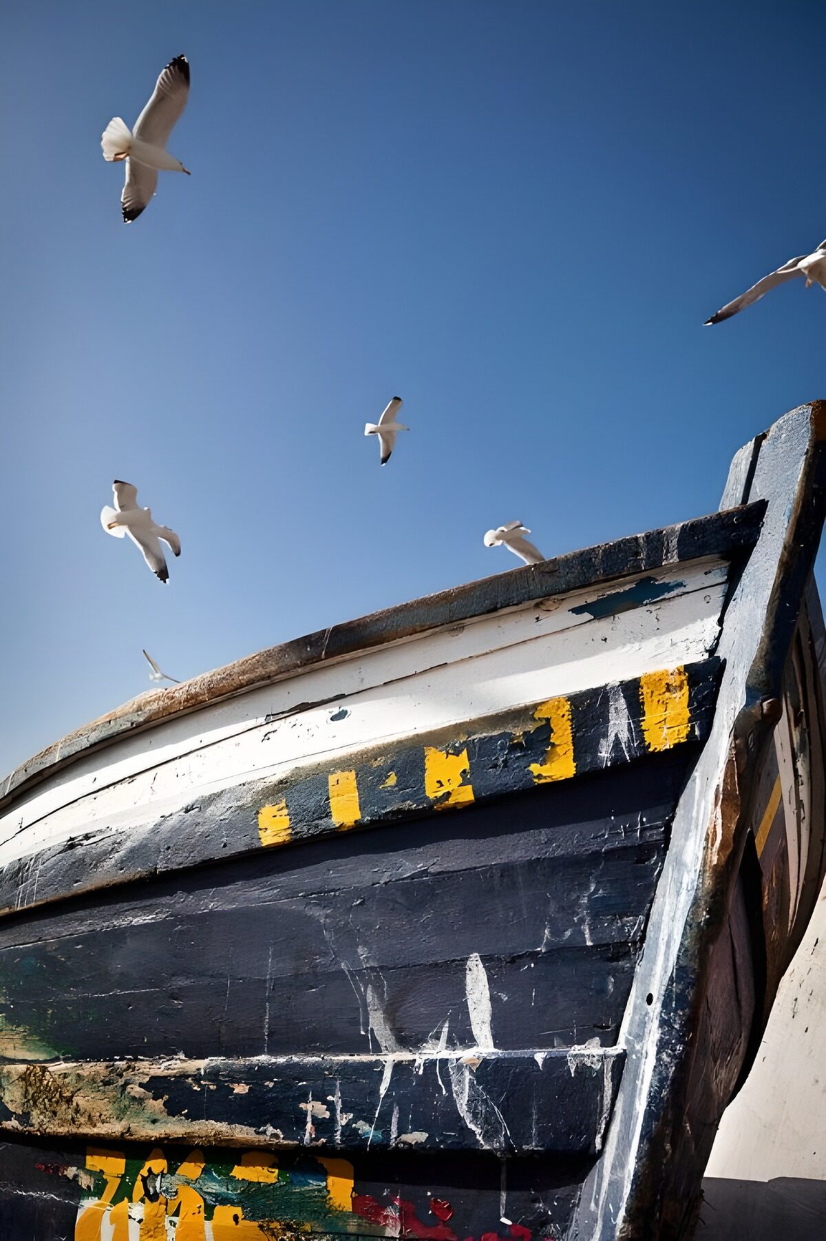 Verweerde boot onder een heldere lucht