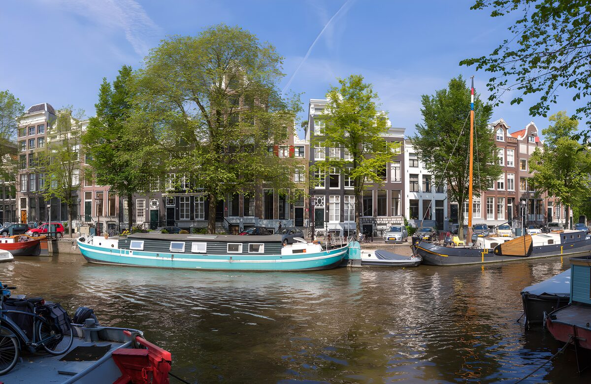 CW7994887: Amsterdamse grachten met historische boten