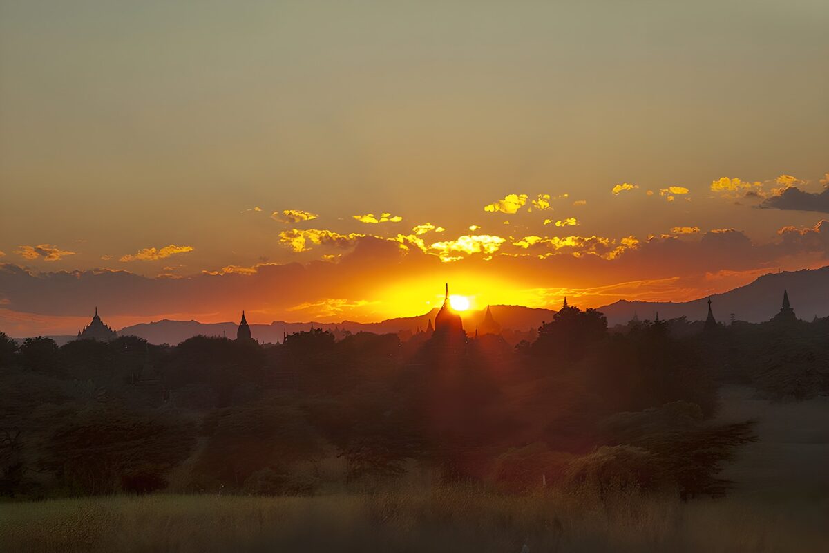 Zonsopgang boven oude tempels