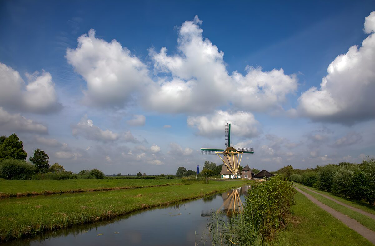 CW3817463: Traditionele molen bij een stille vaart