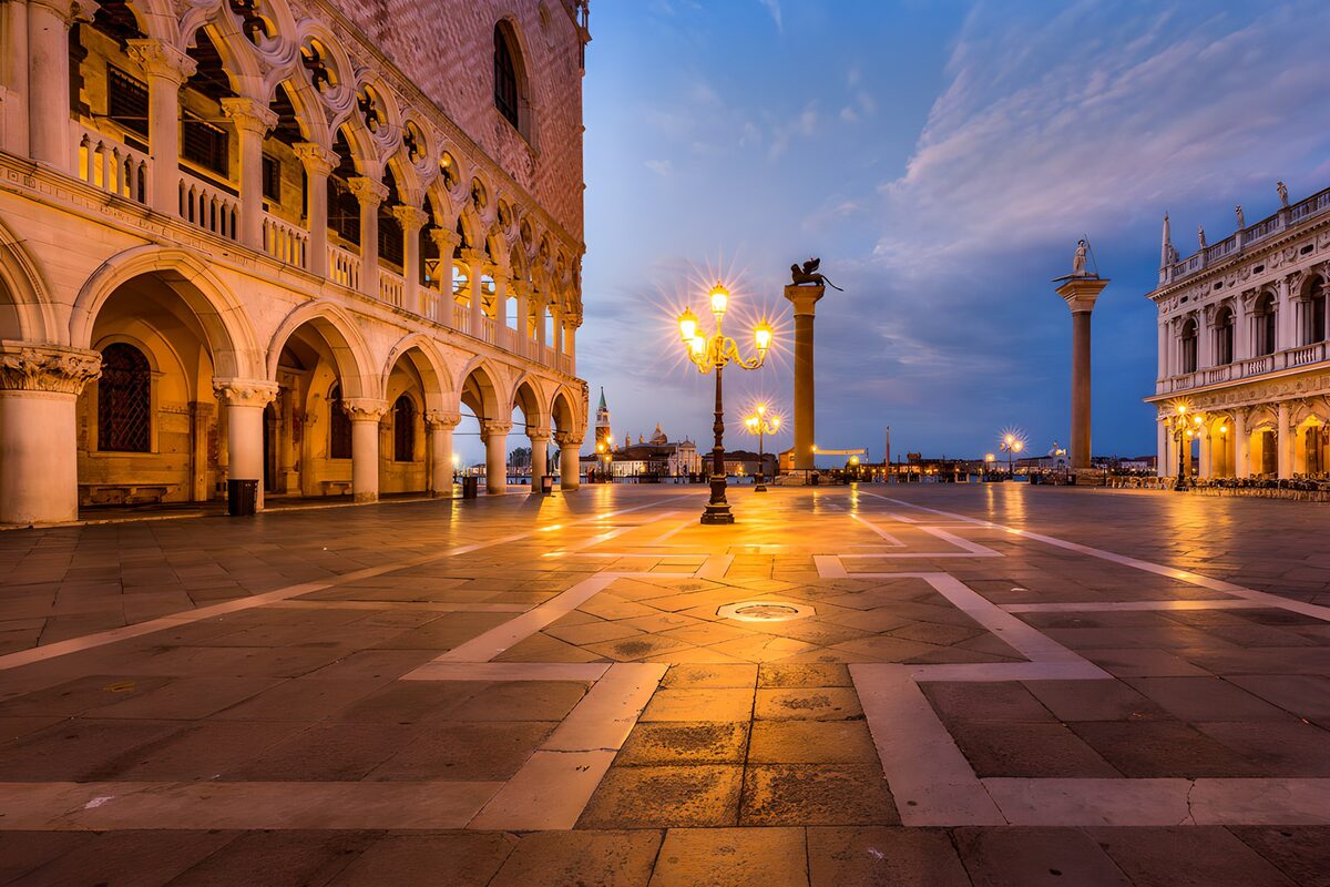 Avondgloren op de Piazza San Marco