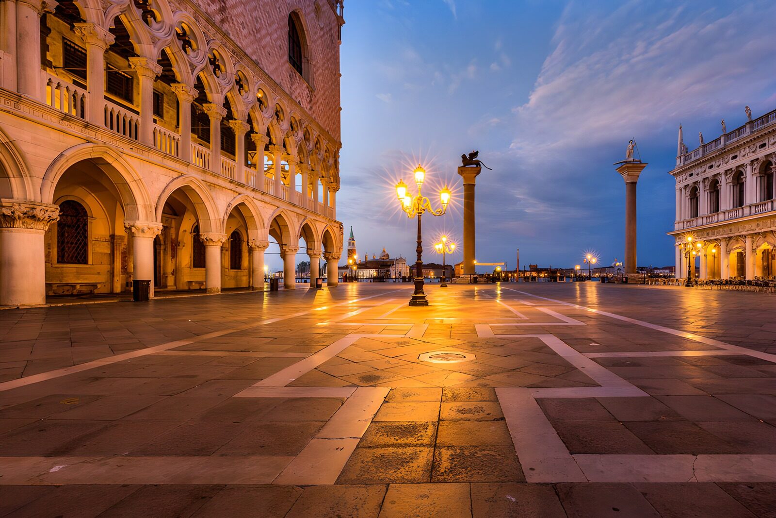 CW8122247: Avondgloren op de Piazza San Marco