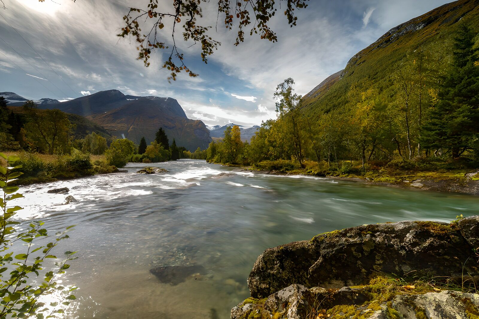 CW3882783: Rustige Rivier en Bergen in de Herfst