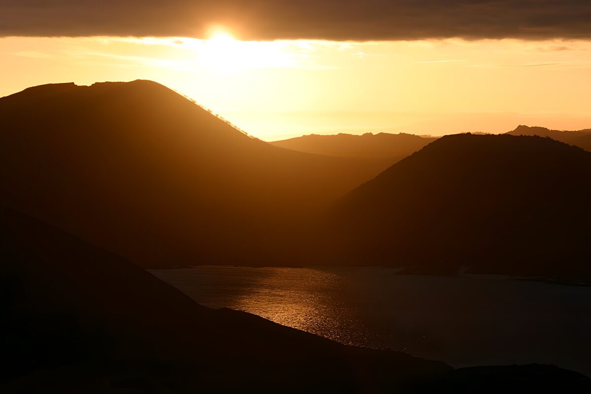 Afdaling van de zon achter heuvels