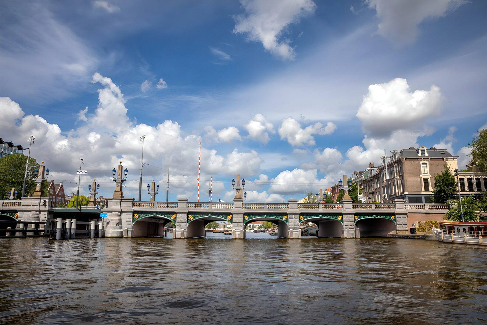CW6909636: Historische brug over de Amsterdamse grachten