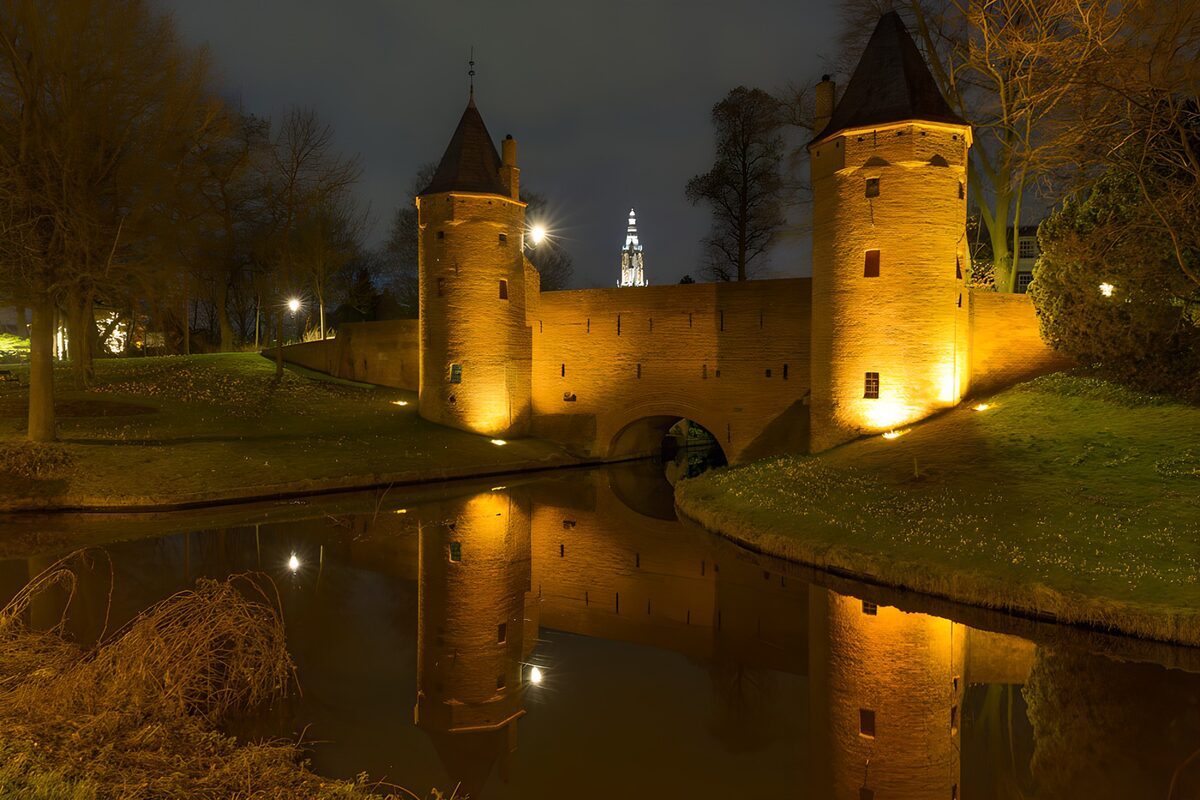 CW2214967: Mooie middeleeuwse poort bij nacht