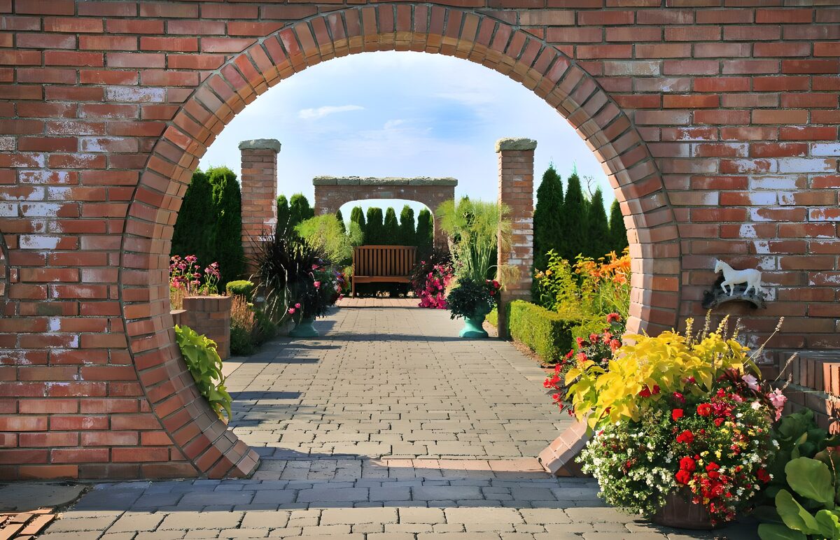 CW8553002: Prachtige tuin met bakstenen boog