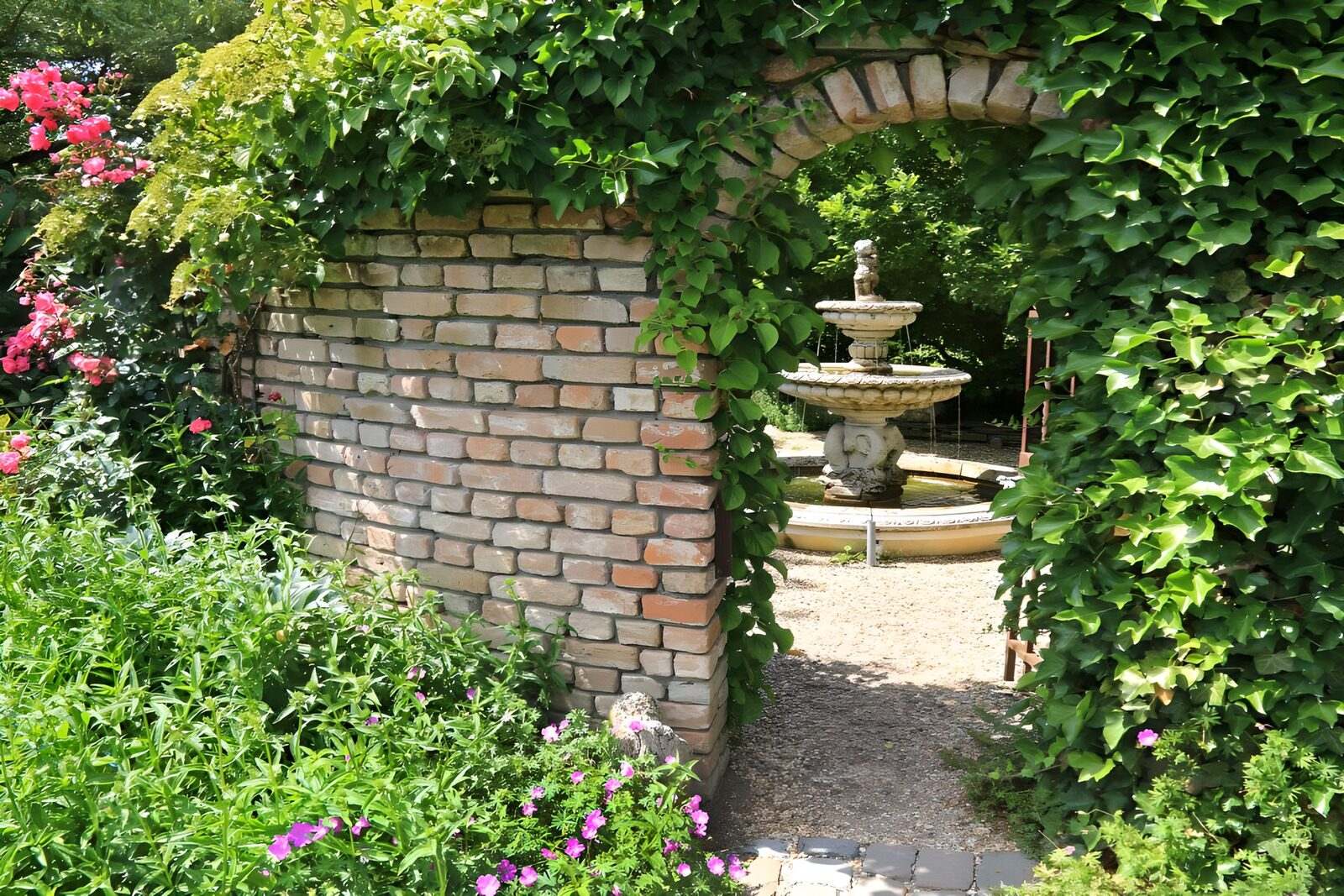 CW2557372: Betoverende Poort naar de Tuin