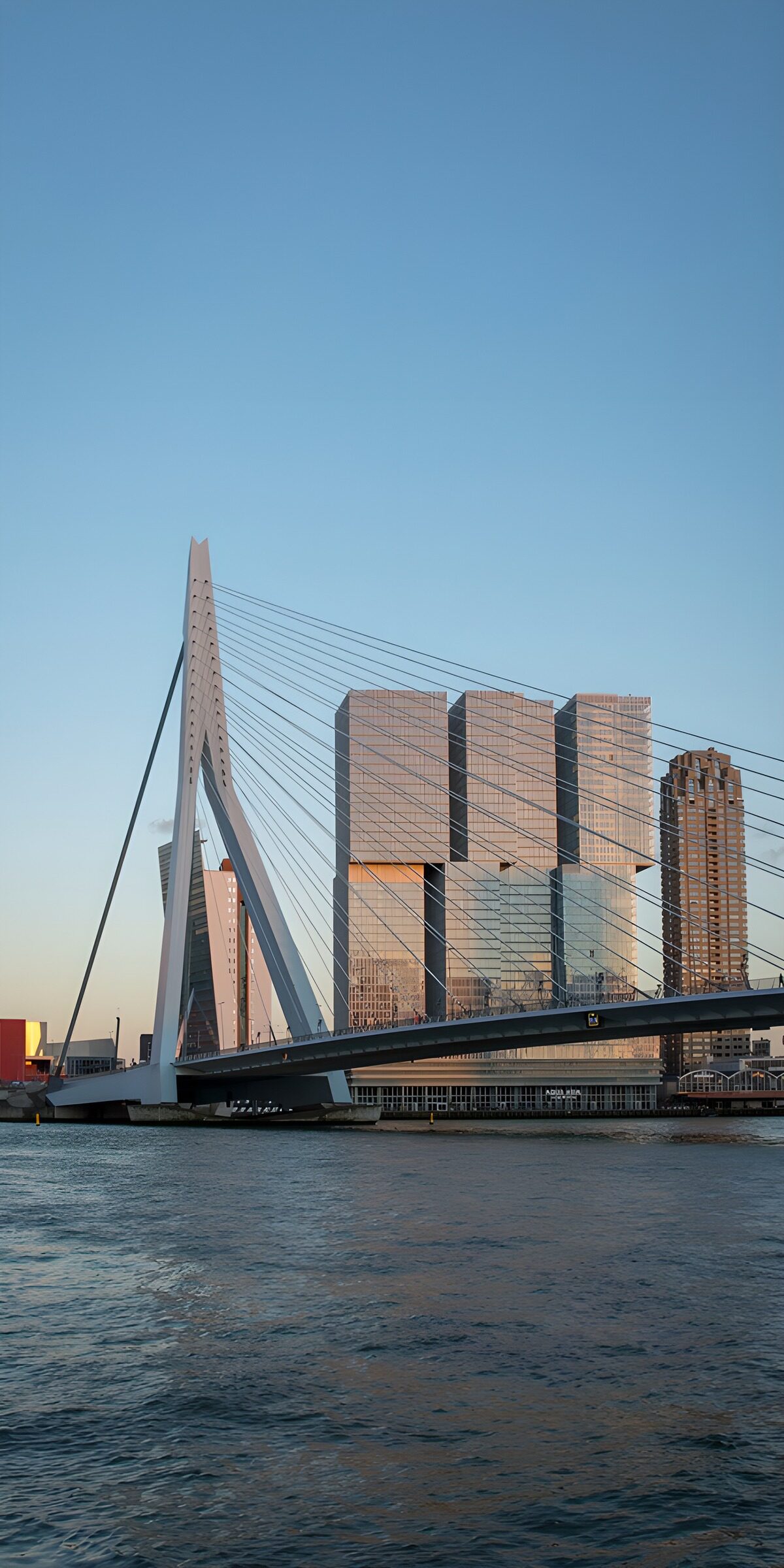 CW9762487: Iconische skyline van Rotterdam