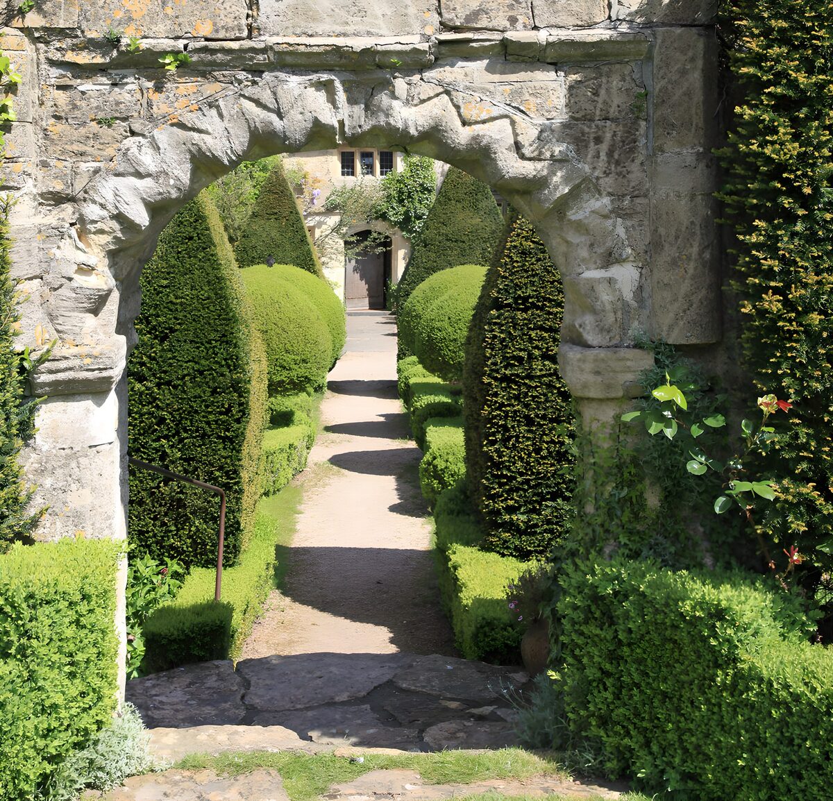 CW3558513: Prachtige tuin en stenen poort