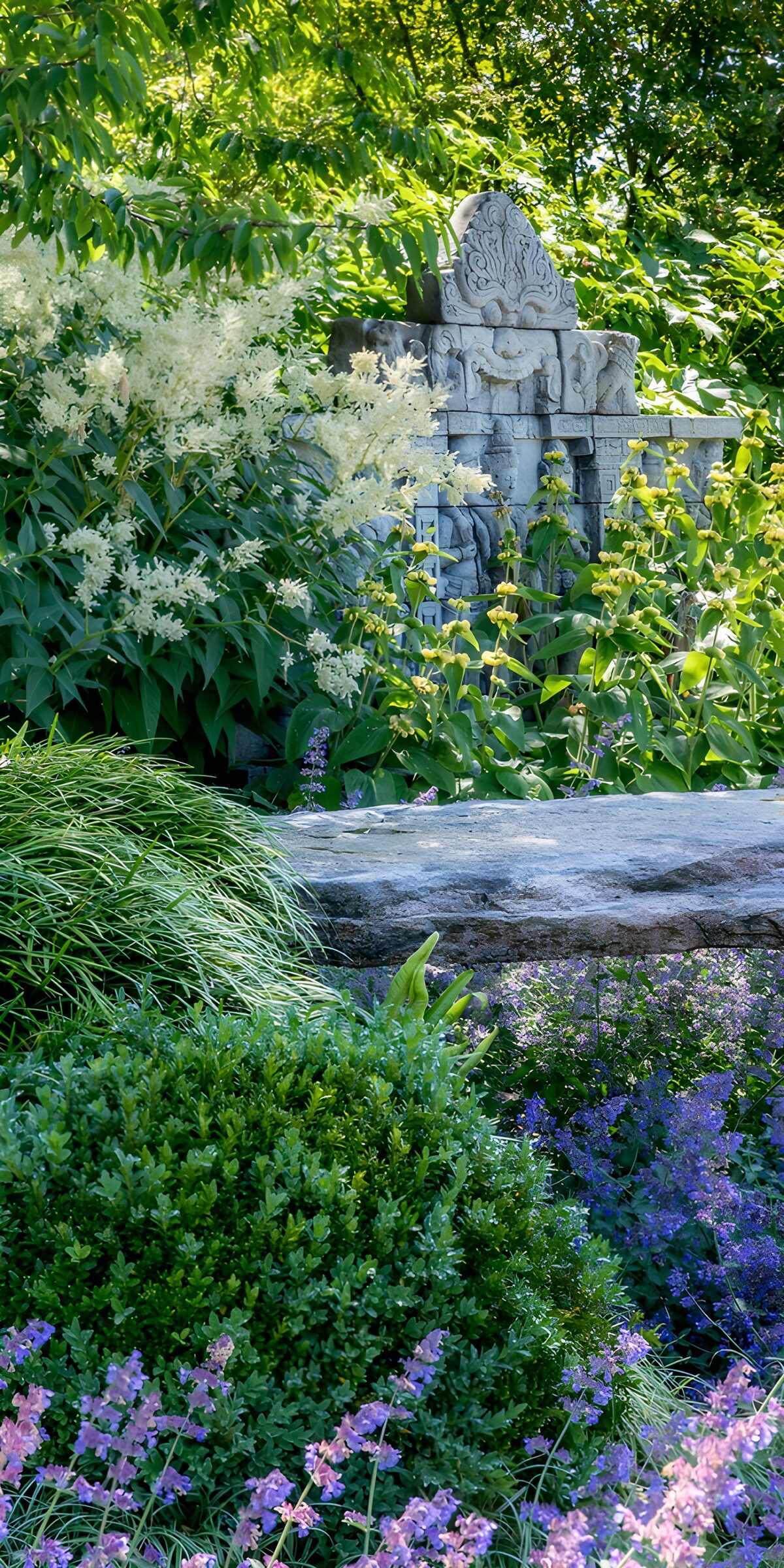 CW9553556: Mystieke tuin met stenen ornamenten