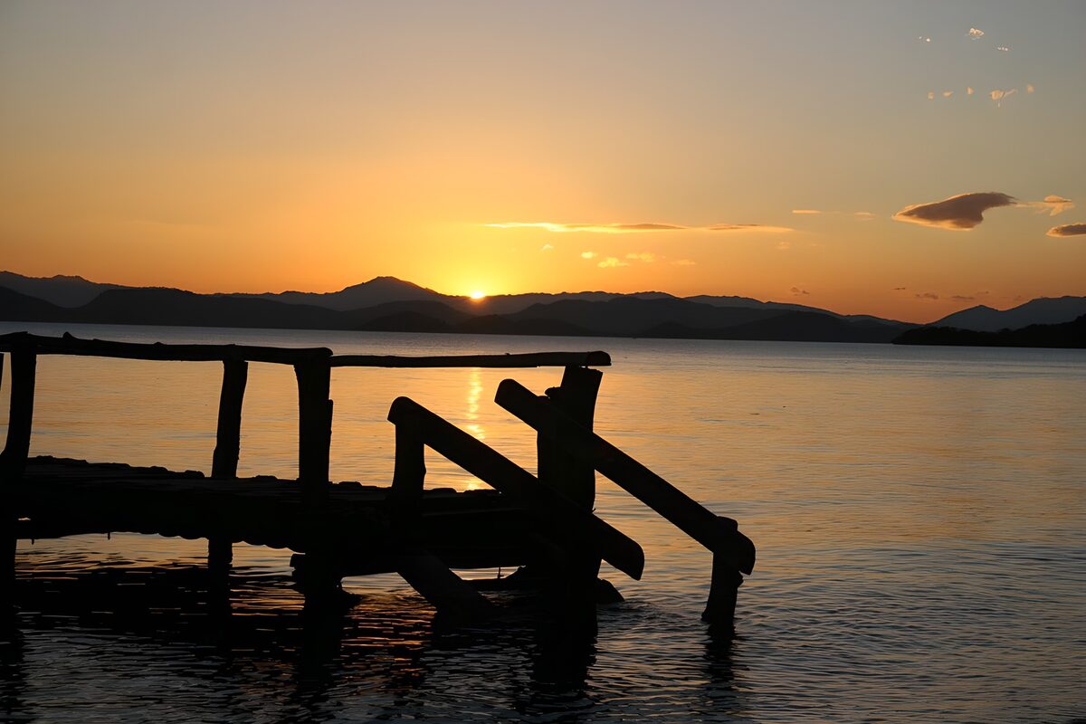 Zonsopgang boven het water
