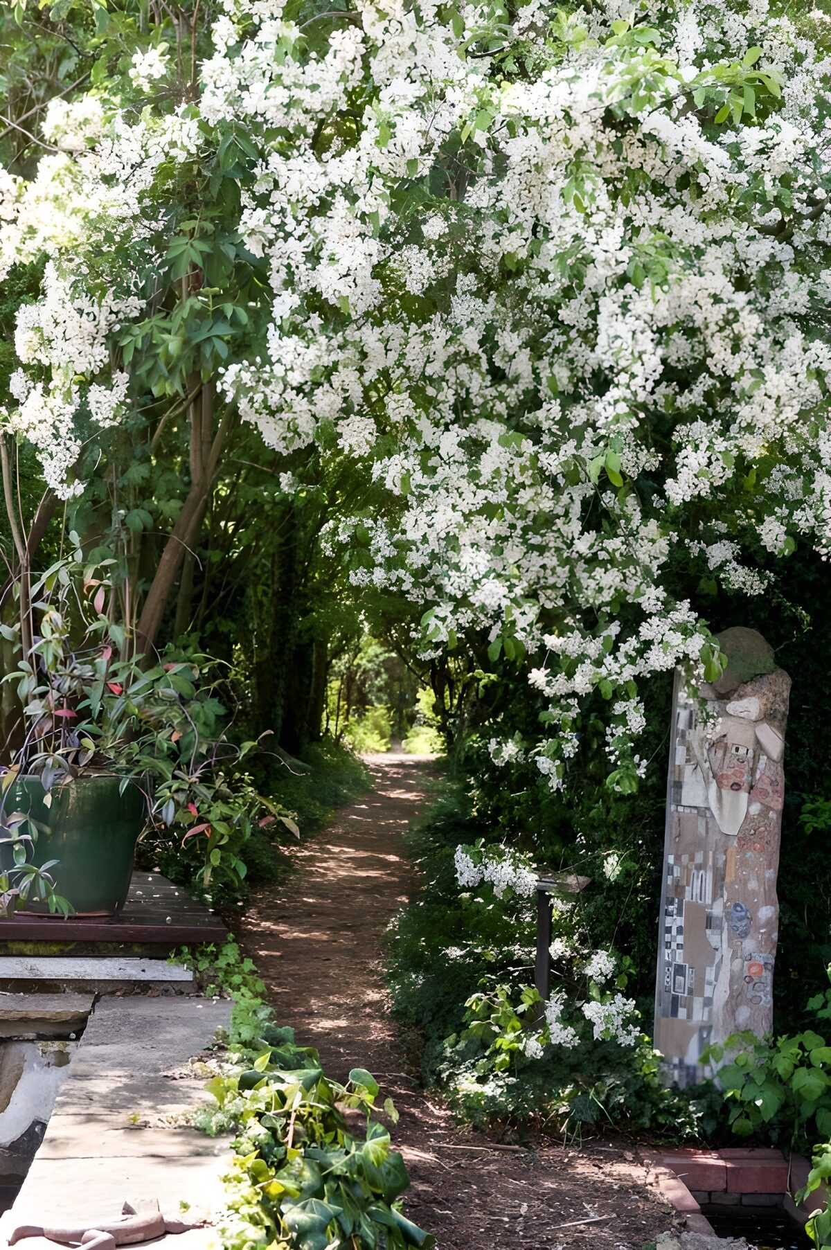 CW5957955: Bloemrijke Tuinpad in de Lente