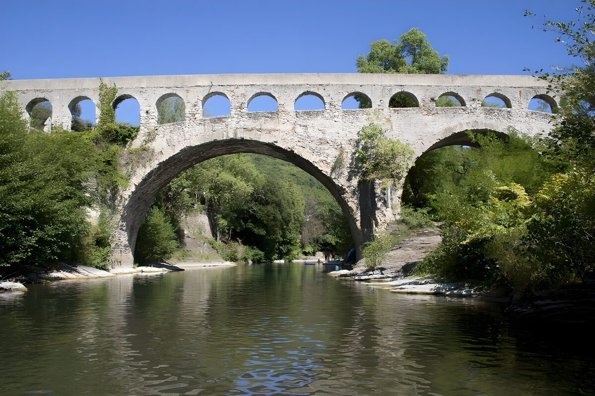 Historische brug boven een rustige rivier