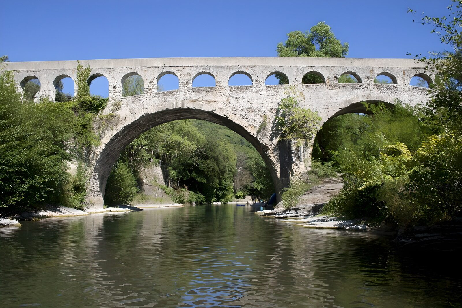CW1333310: Historische brug boven een rustige rivier