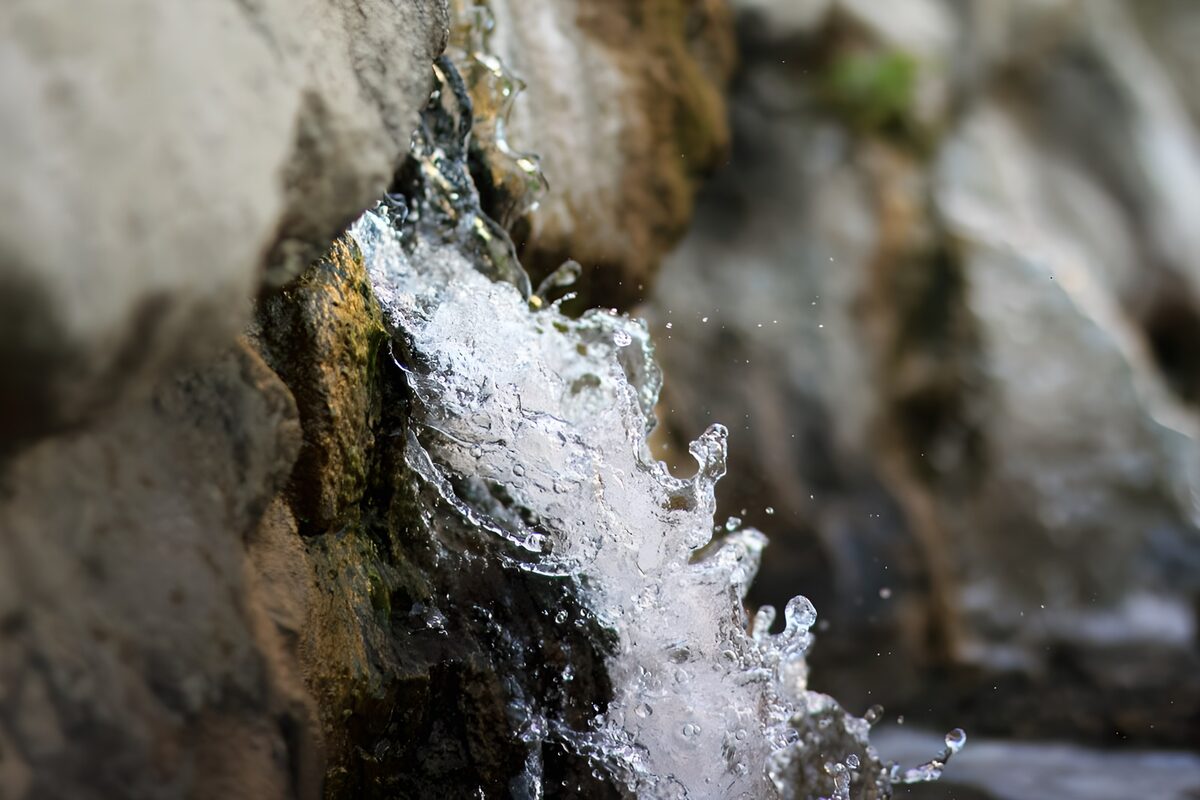 Sprankelend water bij rotsen