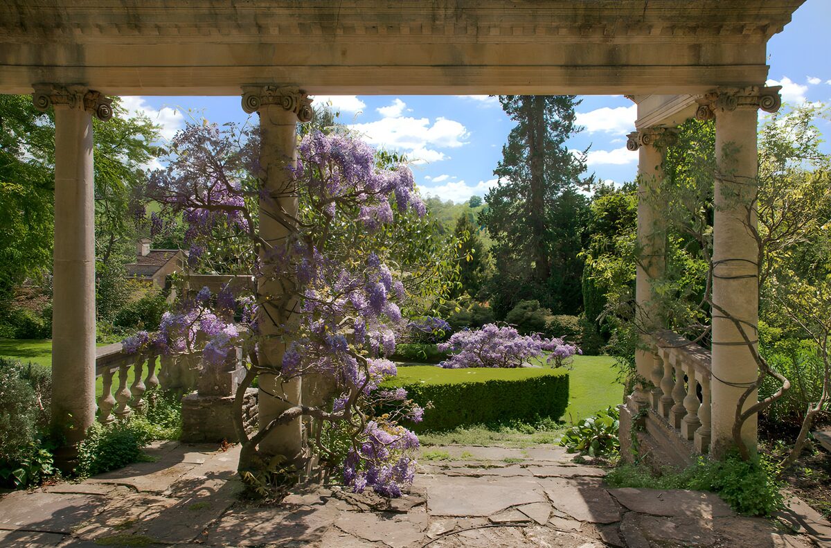 CW6618435: Bloeiende tuin onder een klassieke pergola